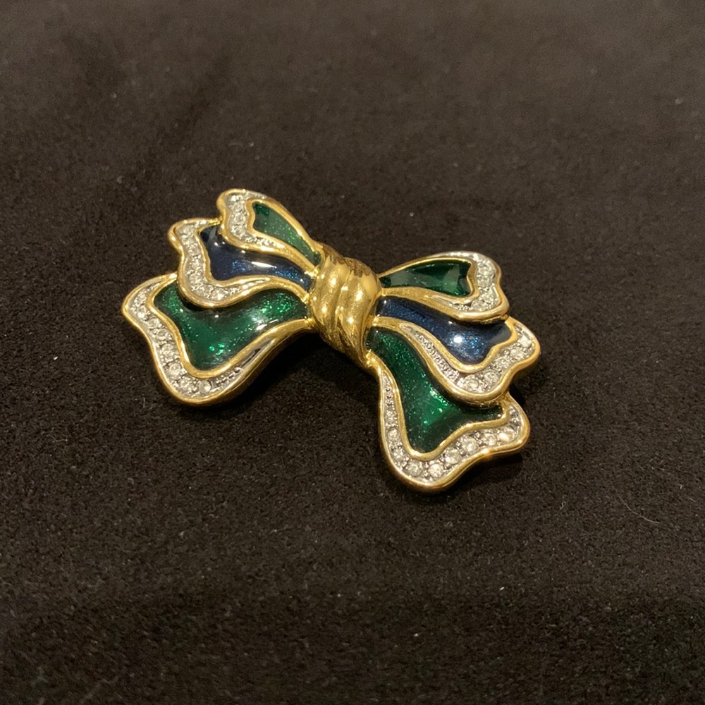 Lapel or scarf Pin, shaped like a bow
